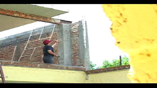 El albañil no aguantó y la fajó en la obra