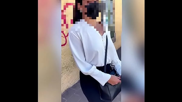 Le ofrezco dinero a una mexicana sumisa para que me la chupe en la calle
