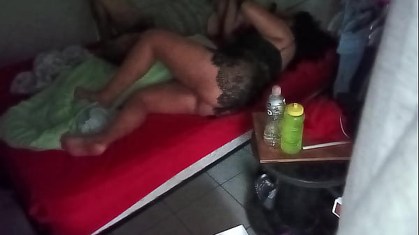 Pareja mexicana sin que la cachen, captada por cámara de seguridad
